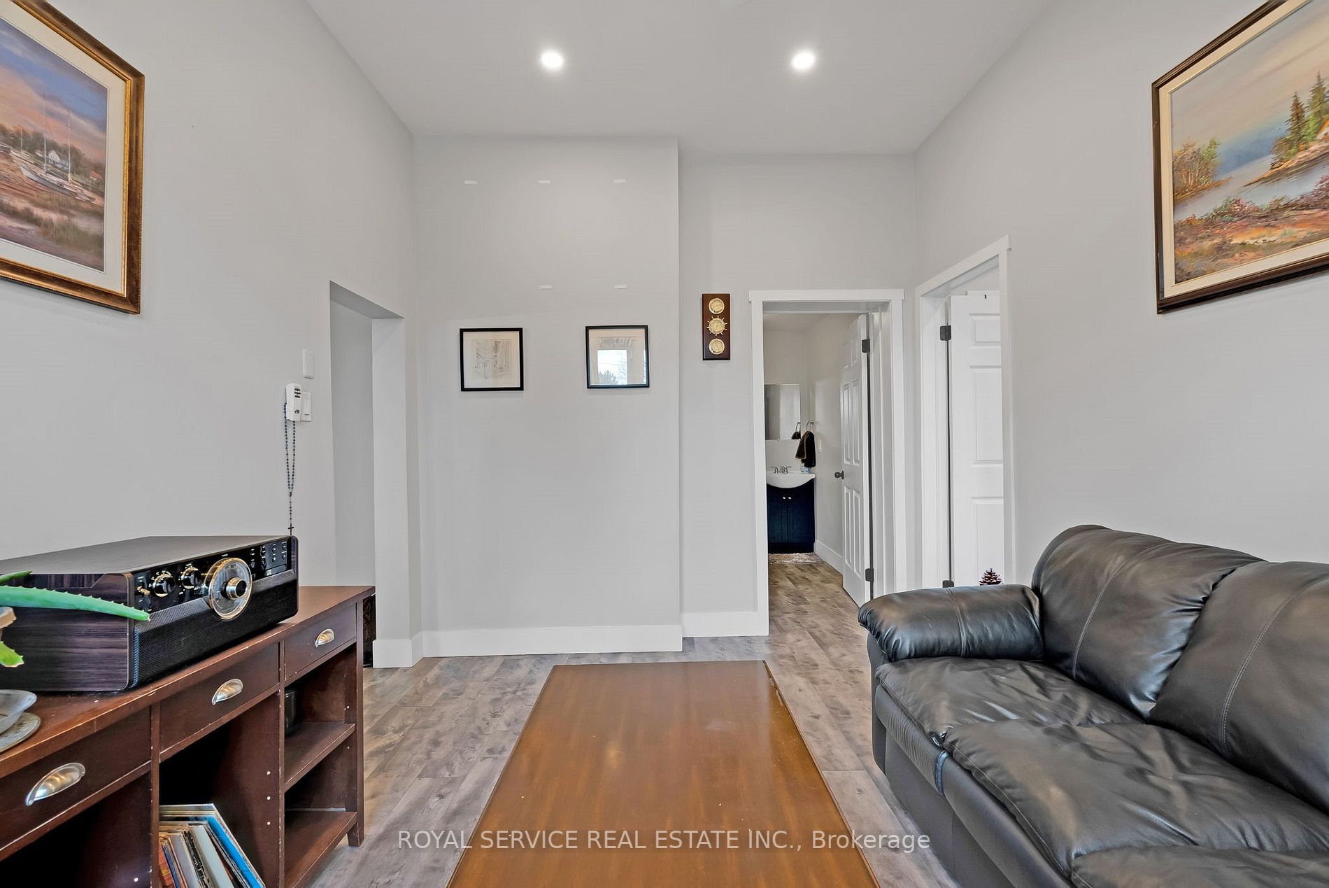 8 Wellington St