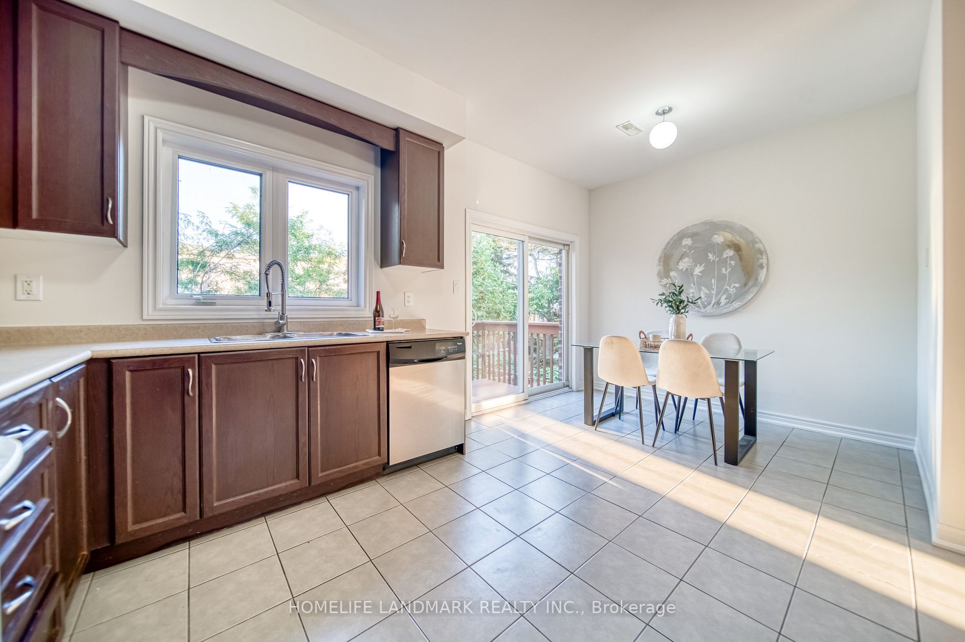 33 Thistlewaite Cres