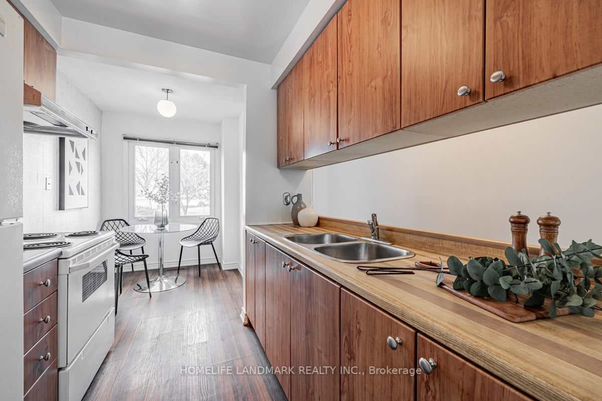 82 Carlingwood Crt