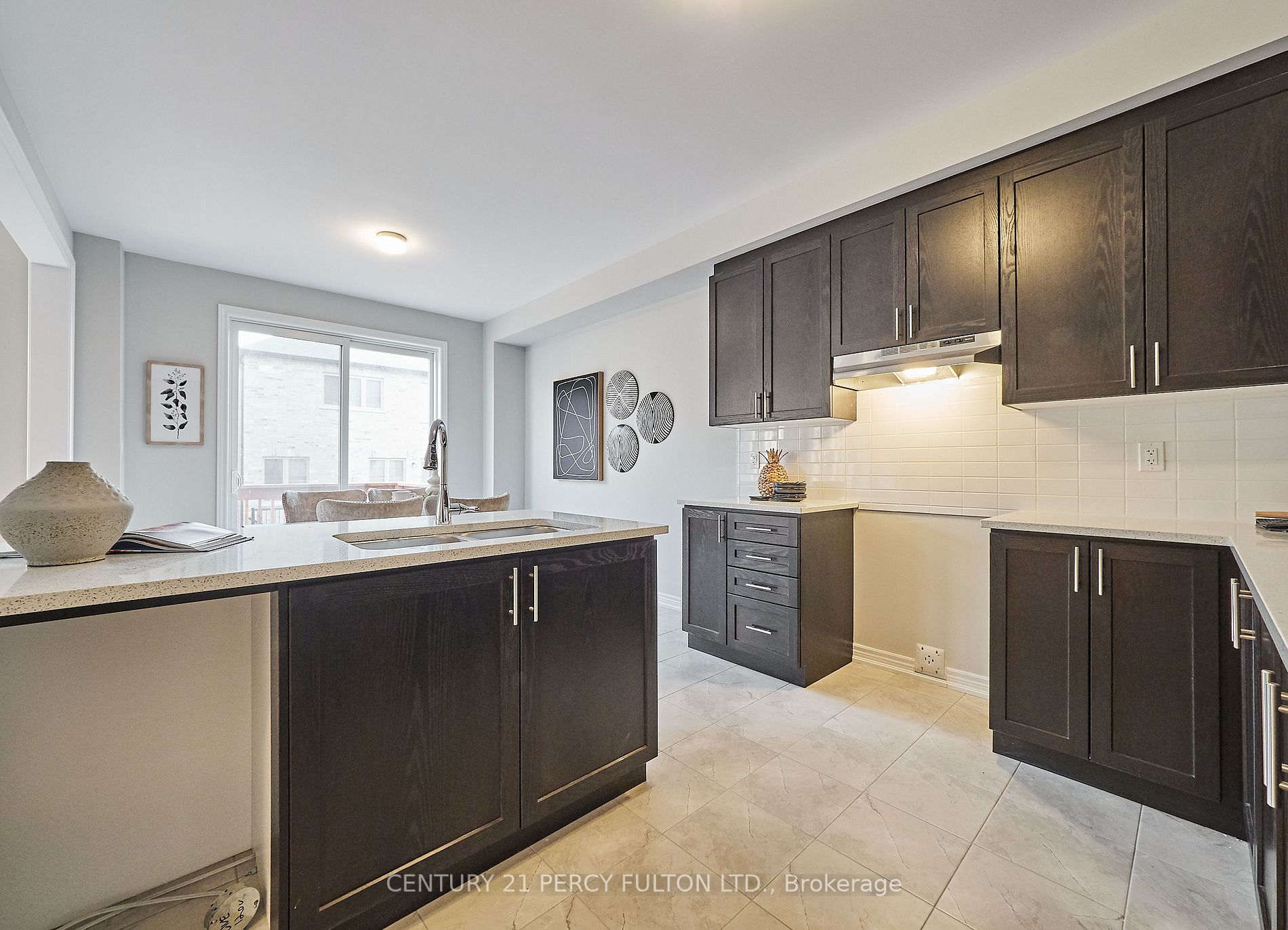 957 Lockie Dr