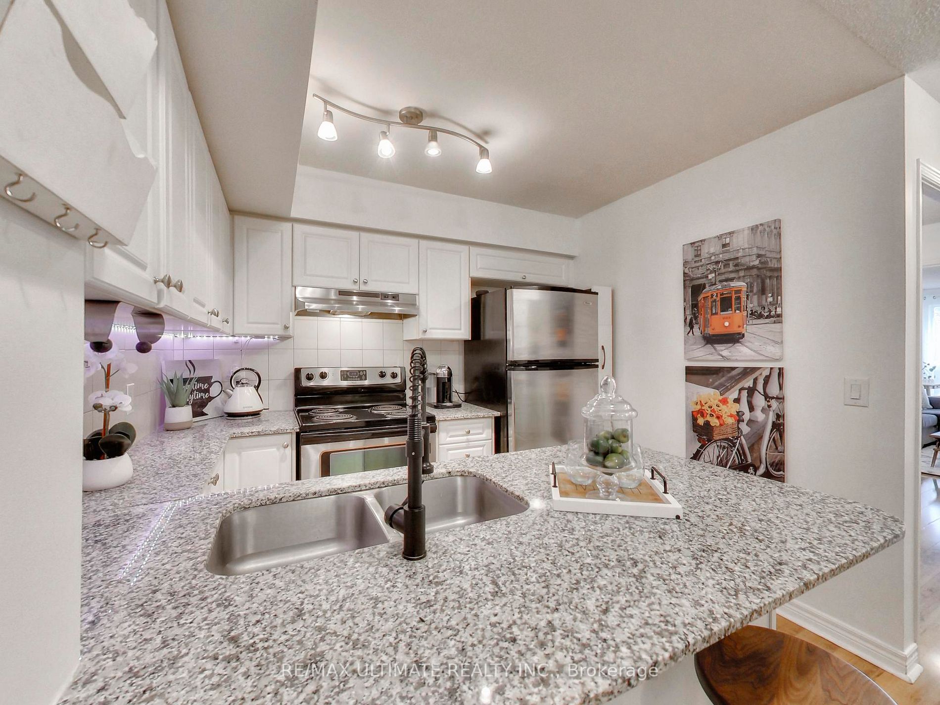 60 Fairfax Cres, #222