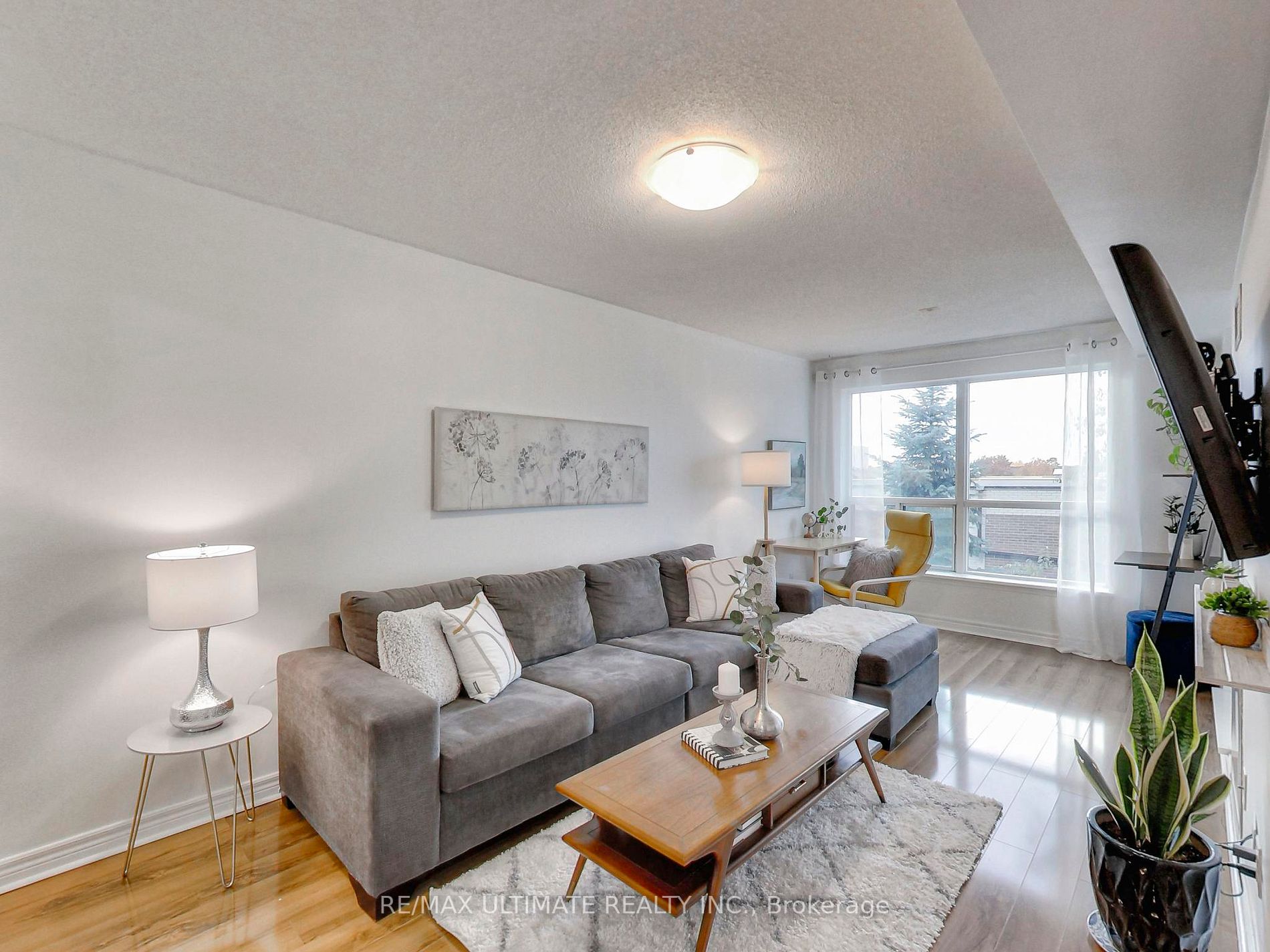 60 Fairfax Cres, #222