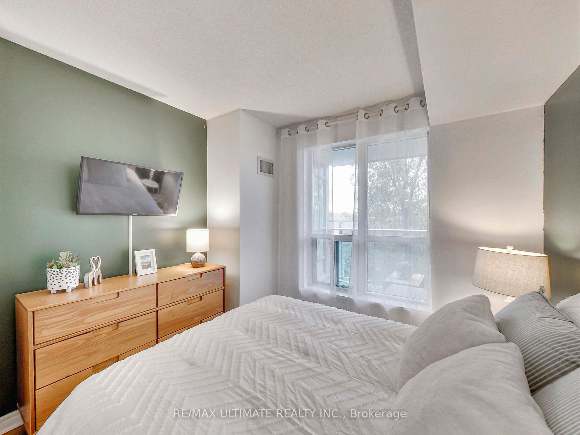 60 Fairfax Cres, #222