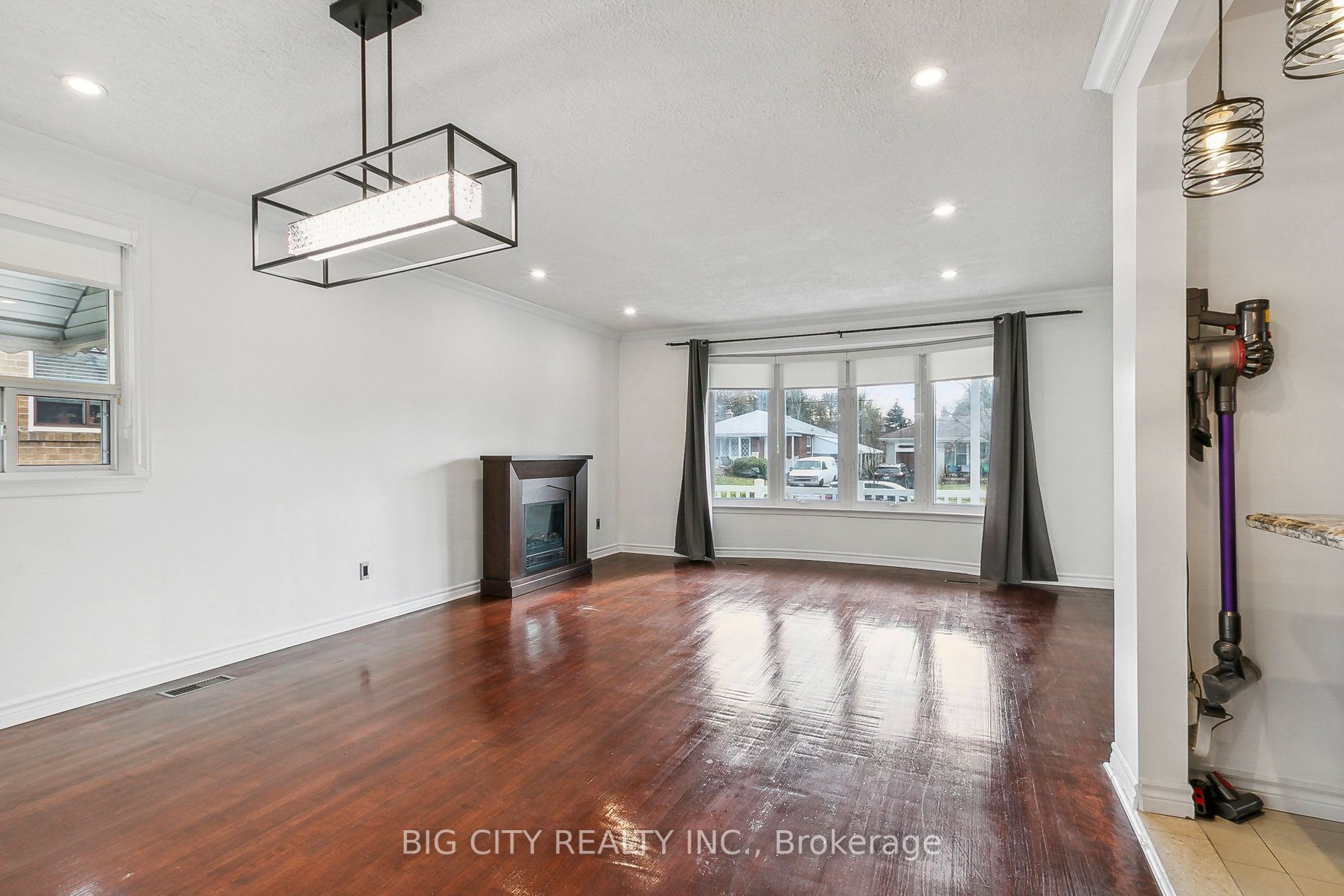 27 Romulus Dr, #Upper