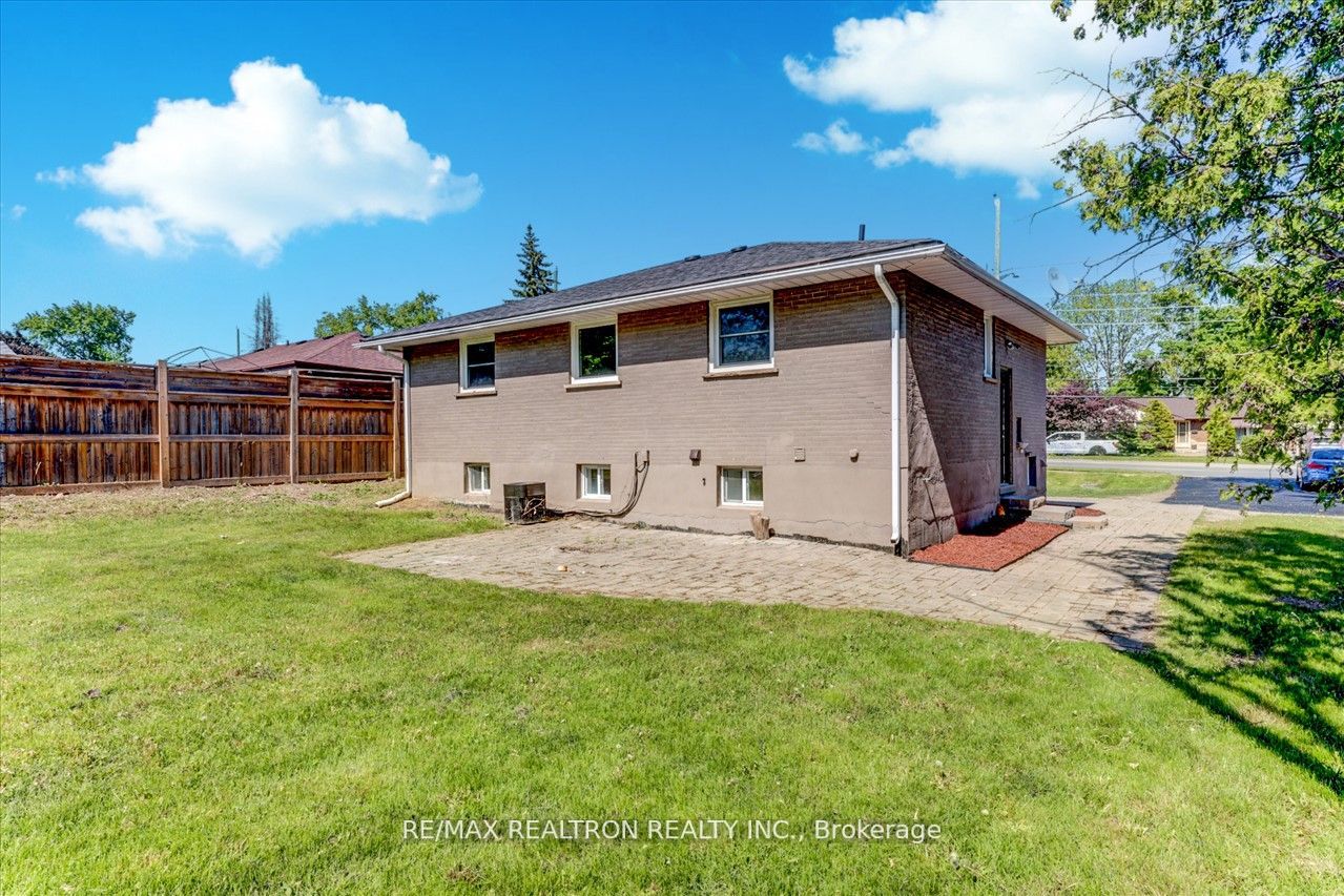 66 Thickson Rd N, #Main