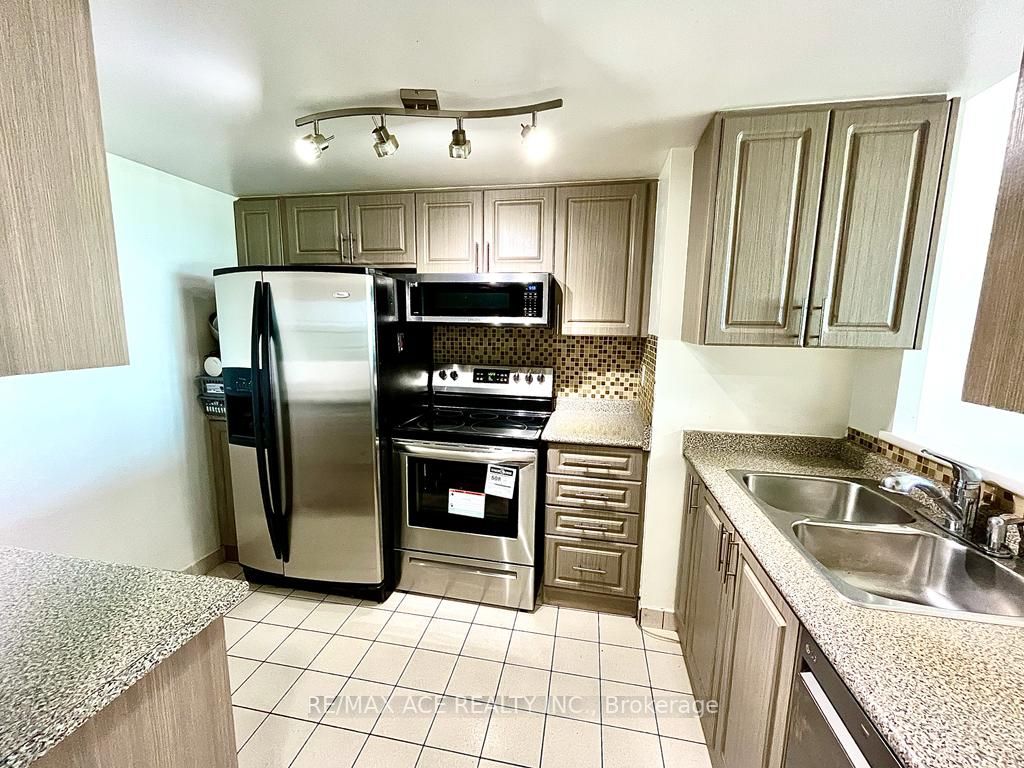 18 Lee Centre Dr, #812