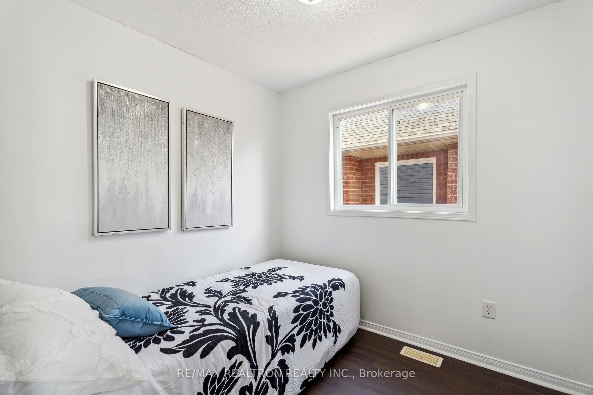 72 Rampart Cres