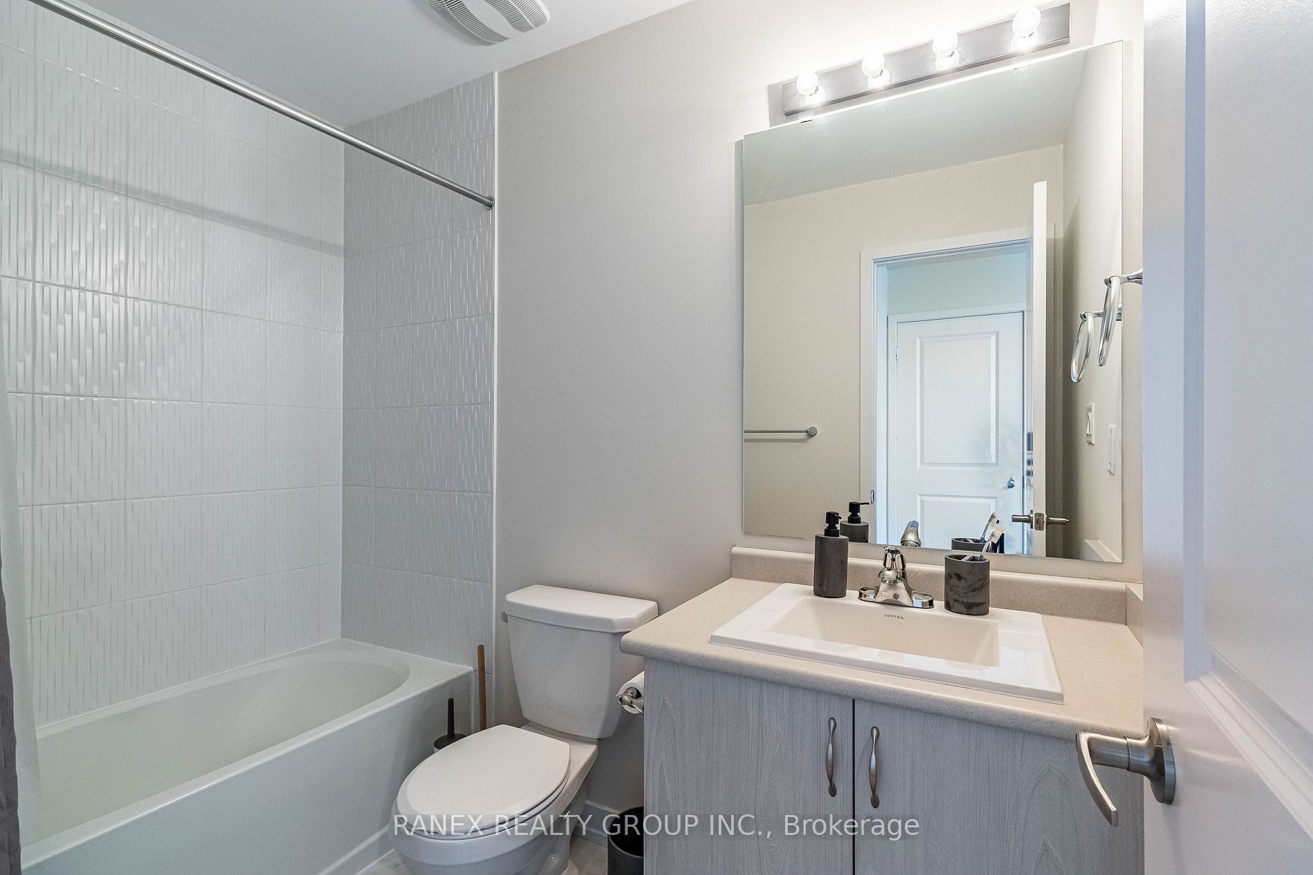 2550 Castlegate Crossings Dr, #104