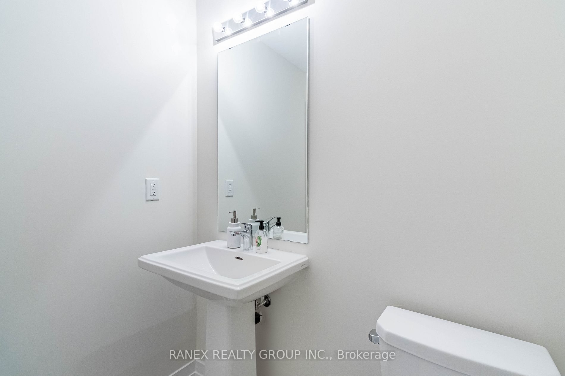2550 Castlegate Crossings Dr, #104