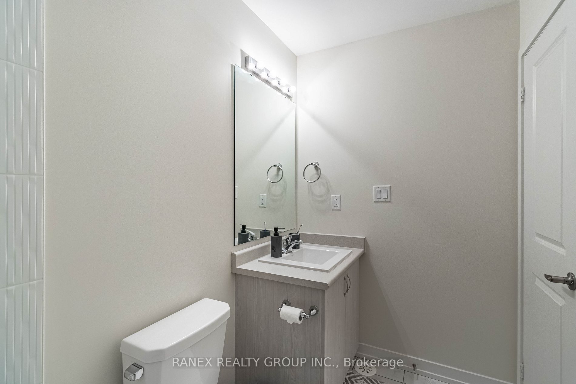 2550 Castlegate Crossings Dr, #104