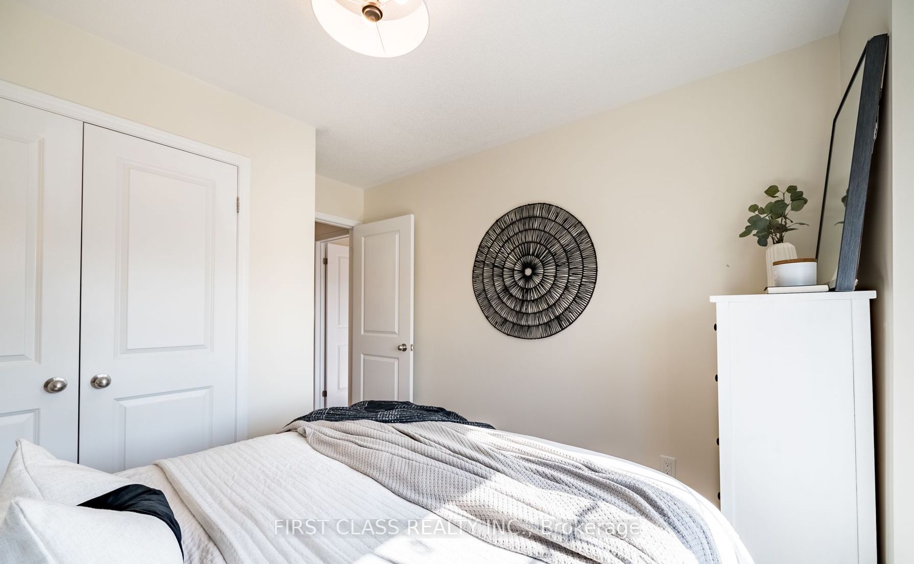48 Adanac Dr S
