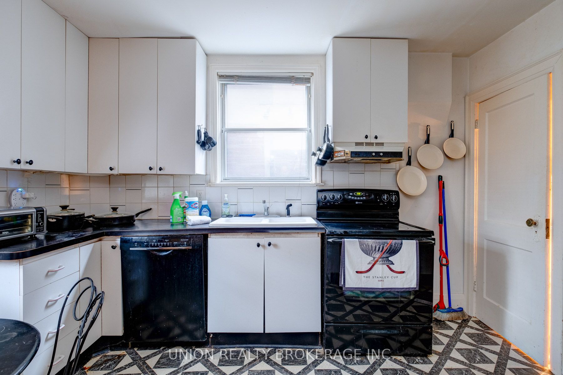 85 Blantyre Ave