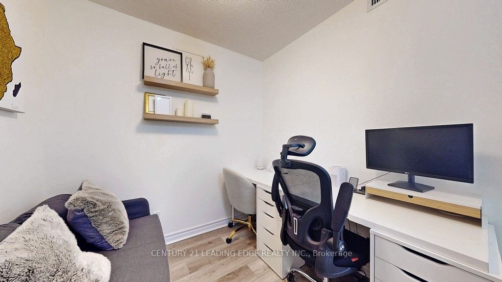 125 Village Green Sq, #806