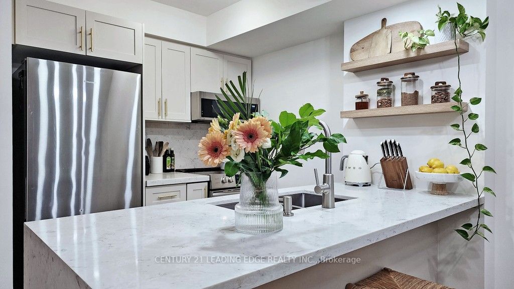 125 Village Green Sq, #806