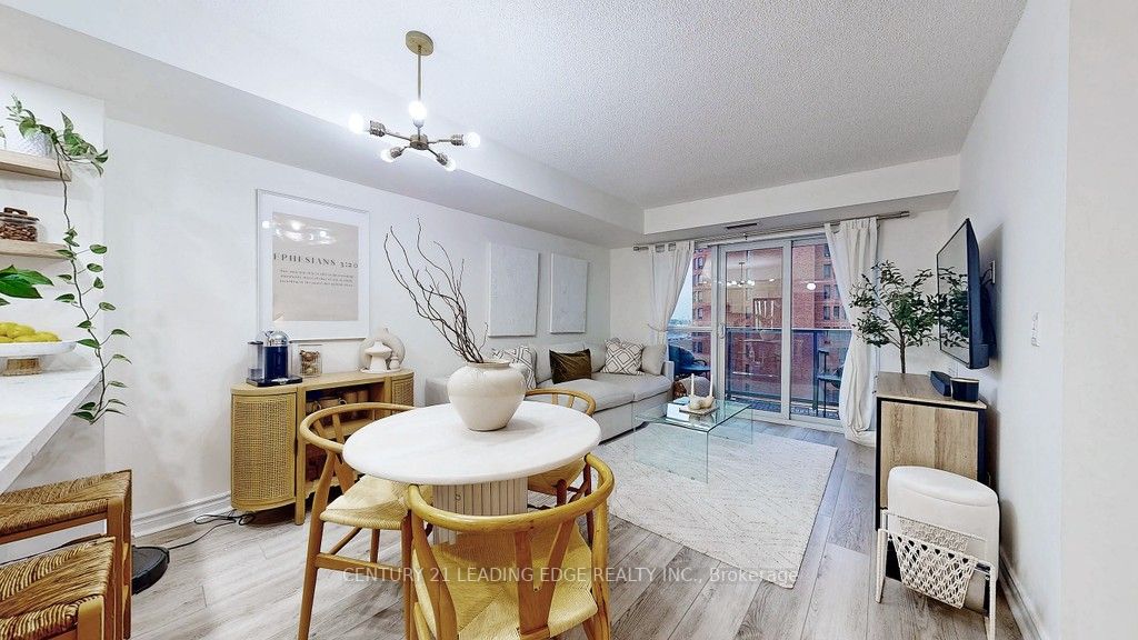 125 Village Green Sq, #806