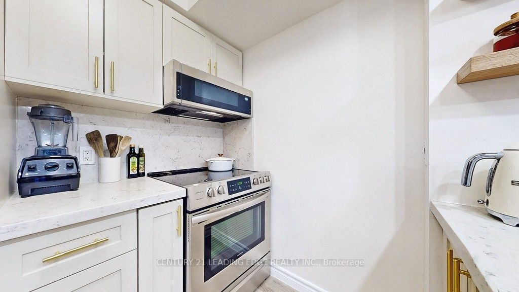 125 Village Green Sq, #806