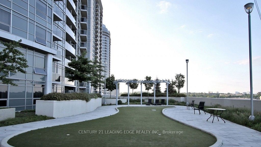 125 Village Green Sq, #806