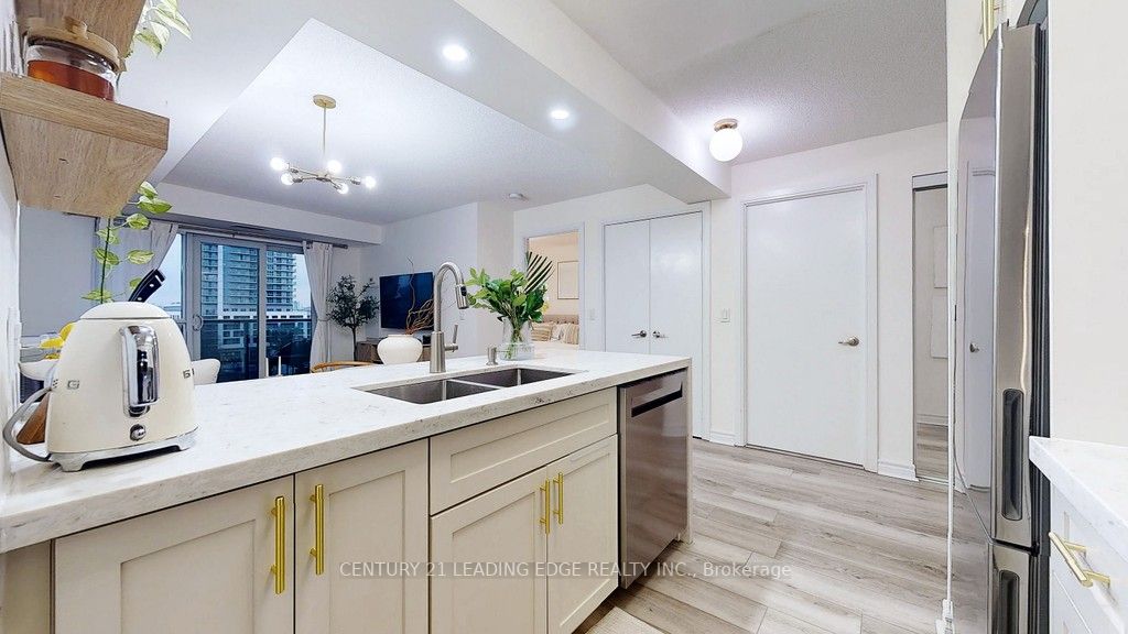 125 Village Green Sq, #806