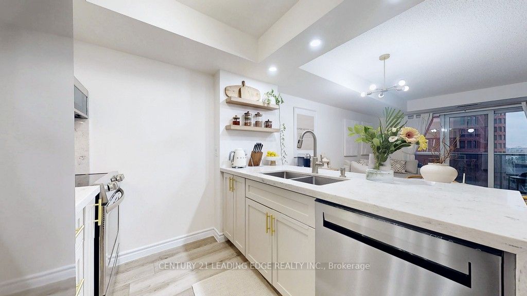 125 Village Green Sq, #806