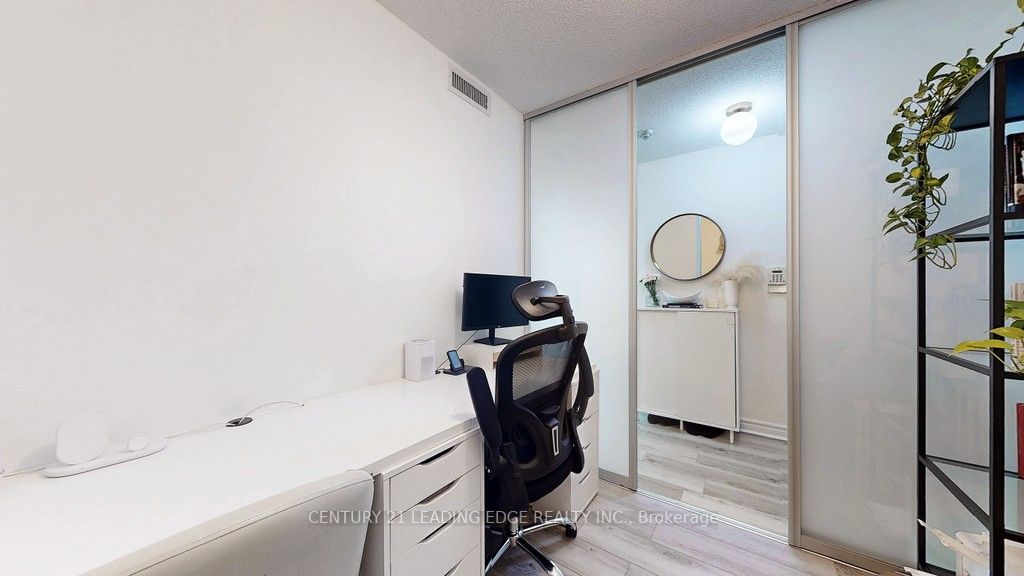 125 Village Green Sq, #806