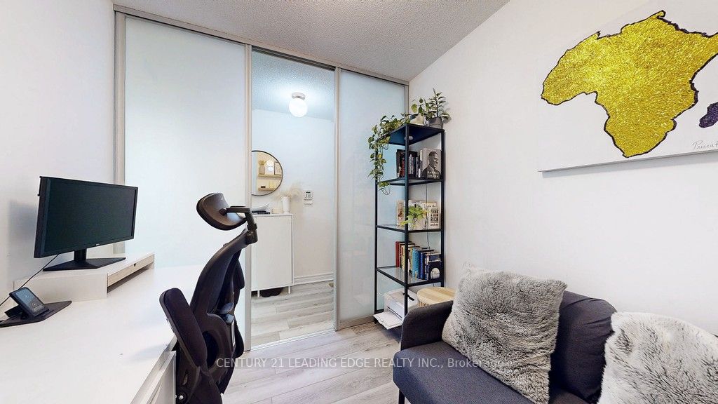 125 Village Green Sq, #806