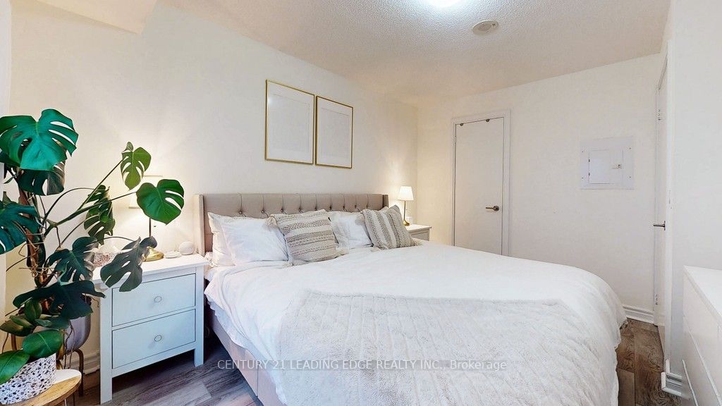 125 Village Green Sq, #806