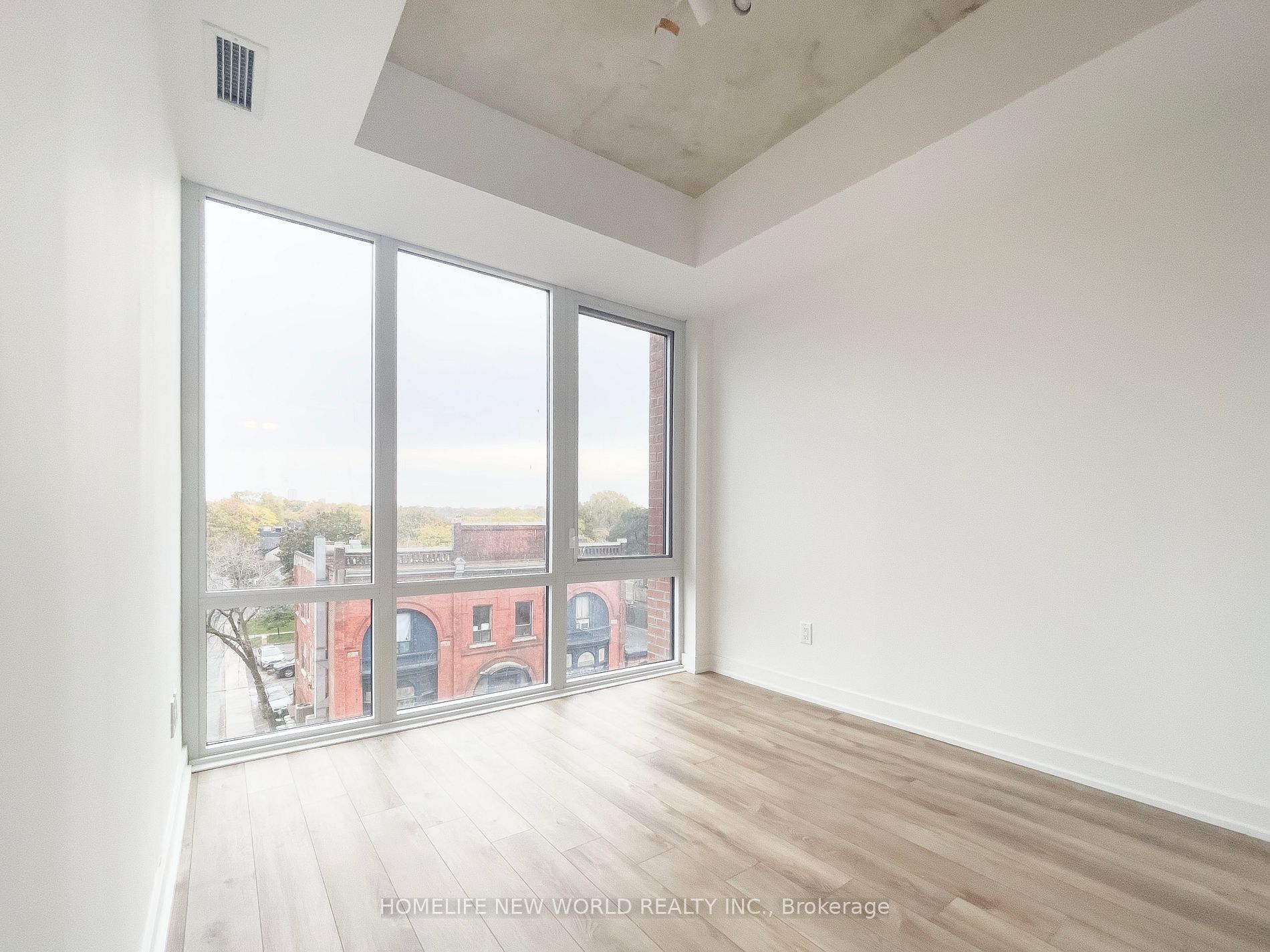 665 Queen St E, #404