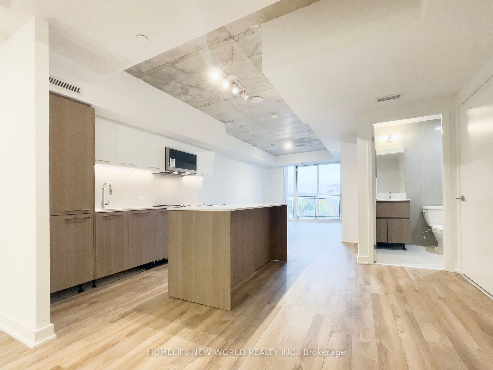 665 Queen St E, #404