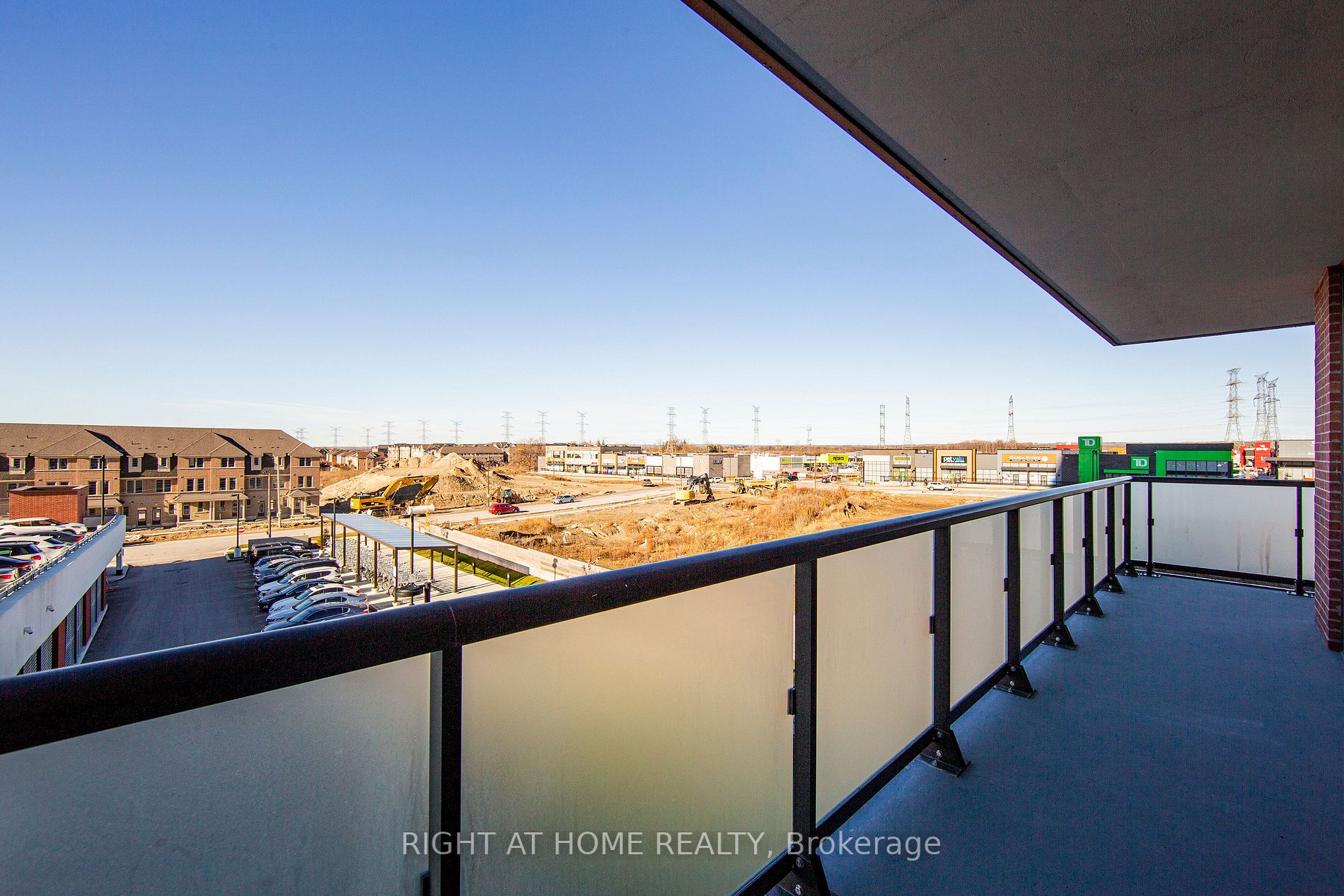2550 Simcoe St N, #305