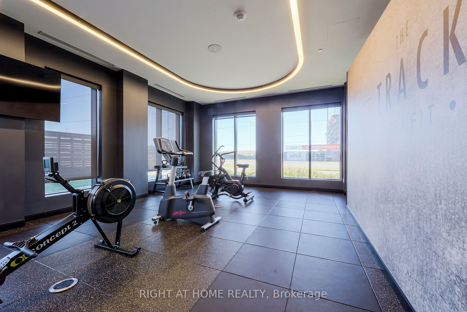 2550 Simcoe St N, #305