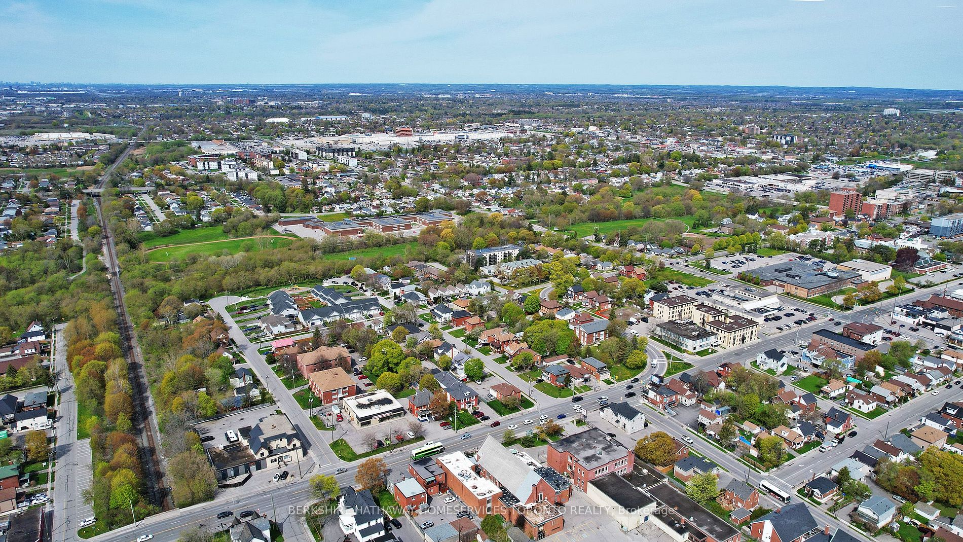 381 Simcoe St S