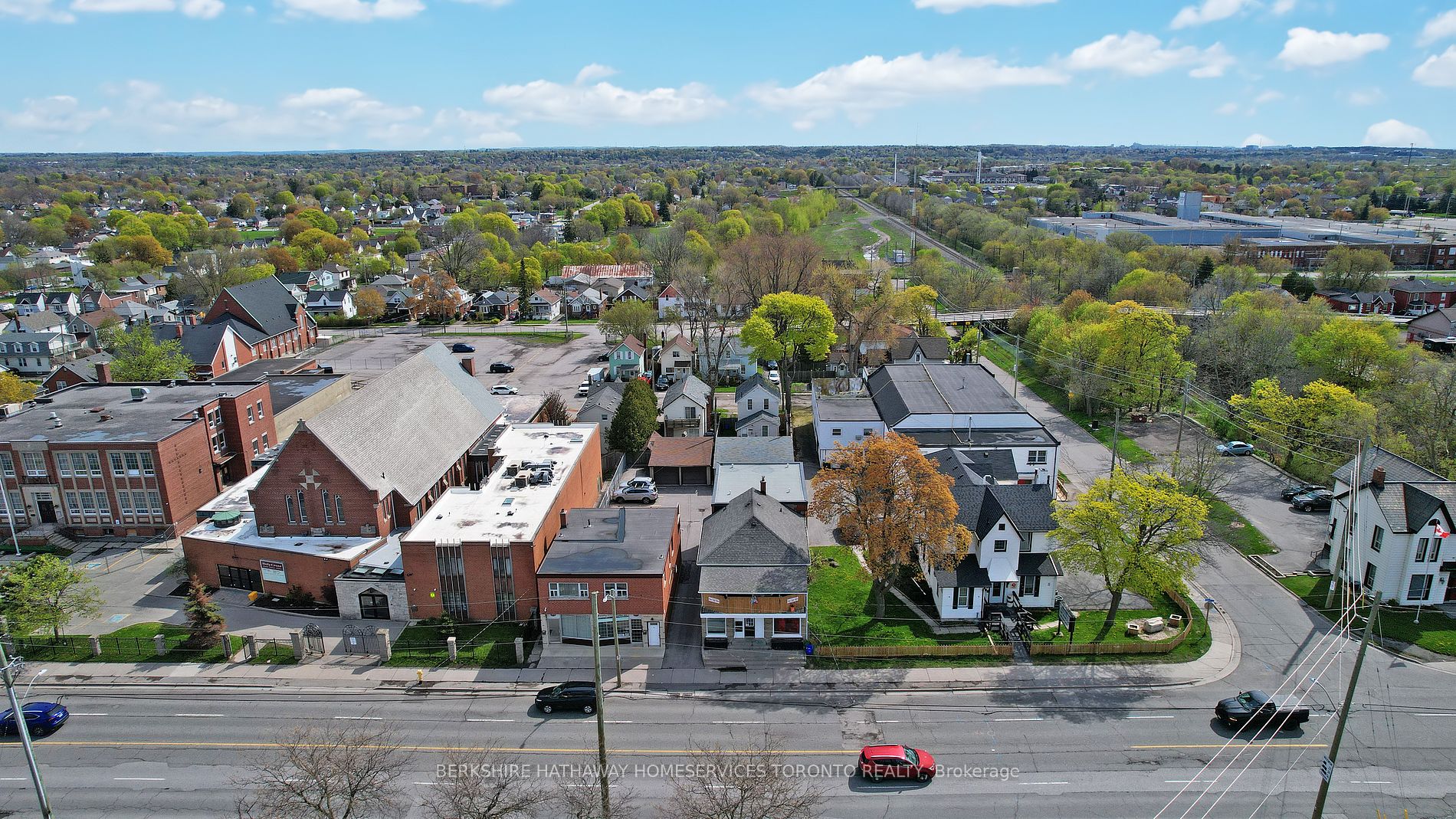 381 Simcoe St S