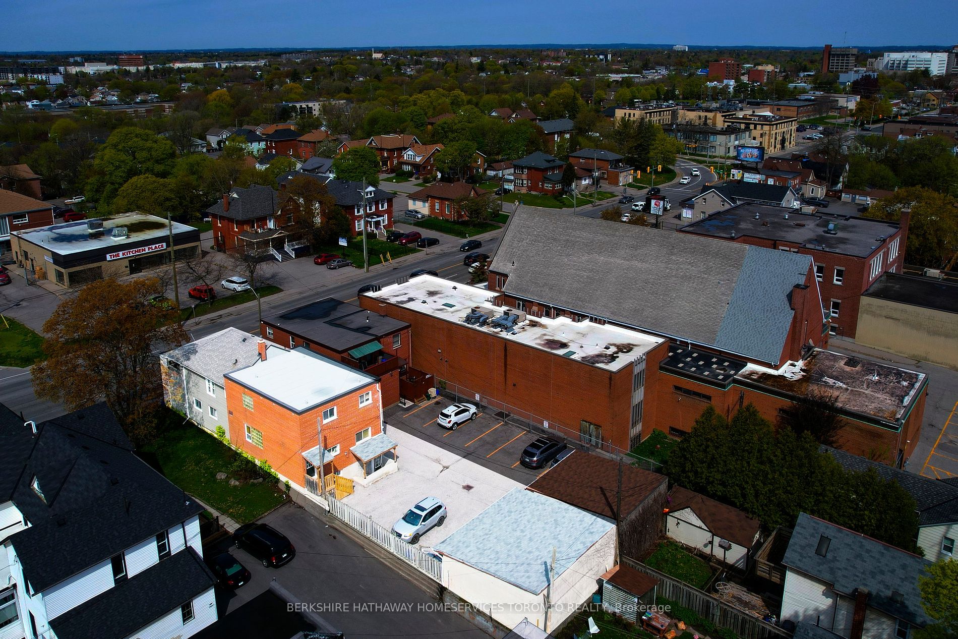 381 Simcoe St S
