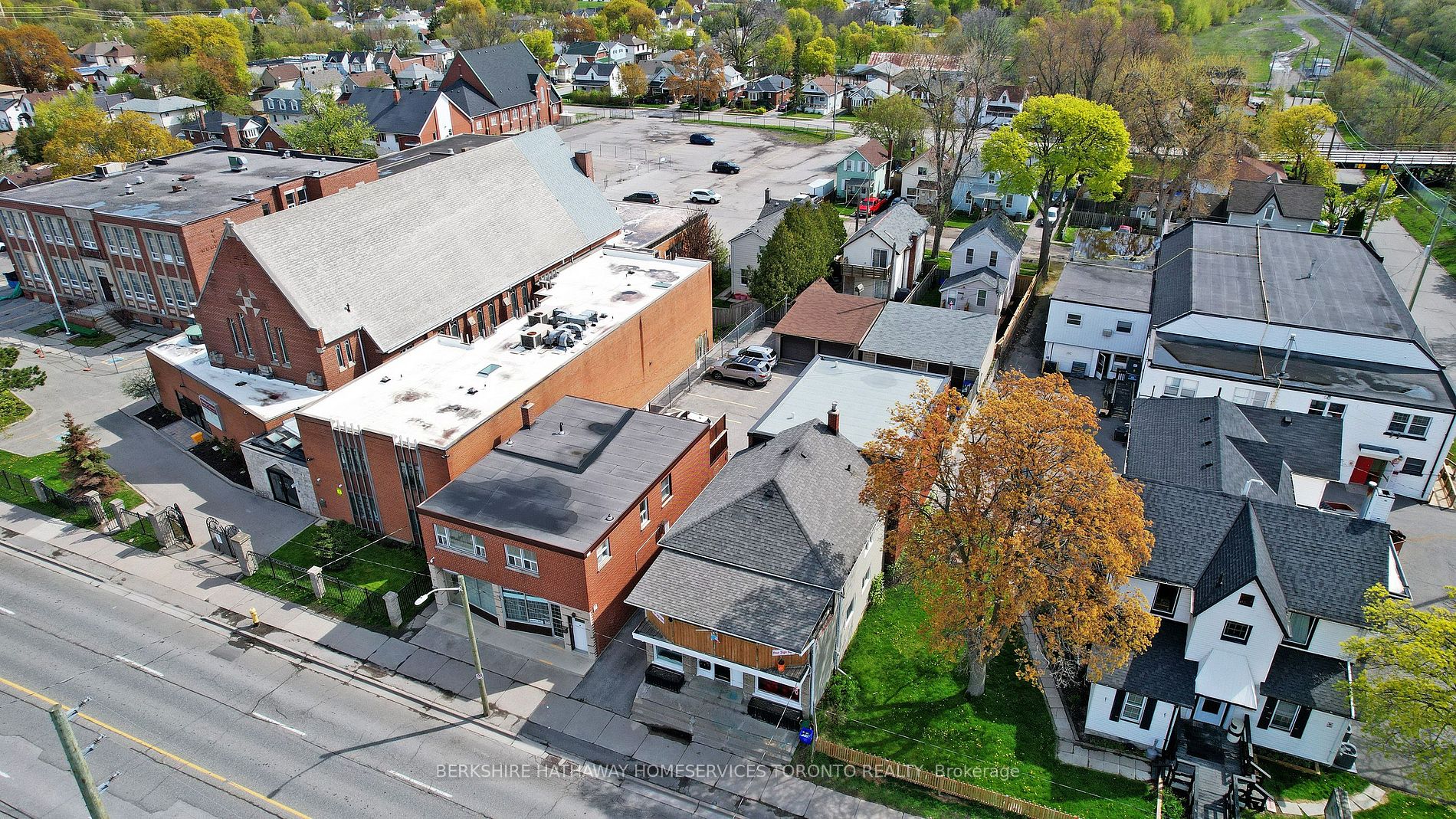 381 Simcoe St S