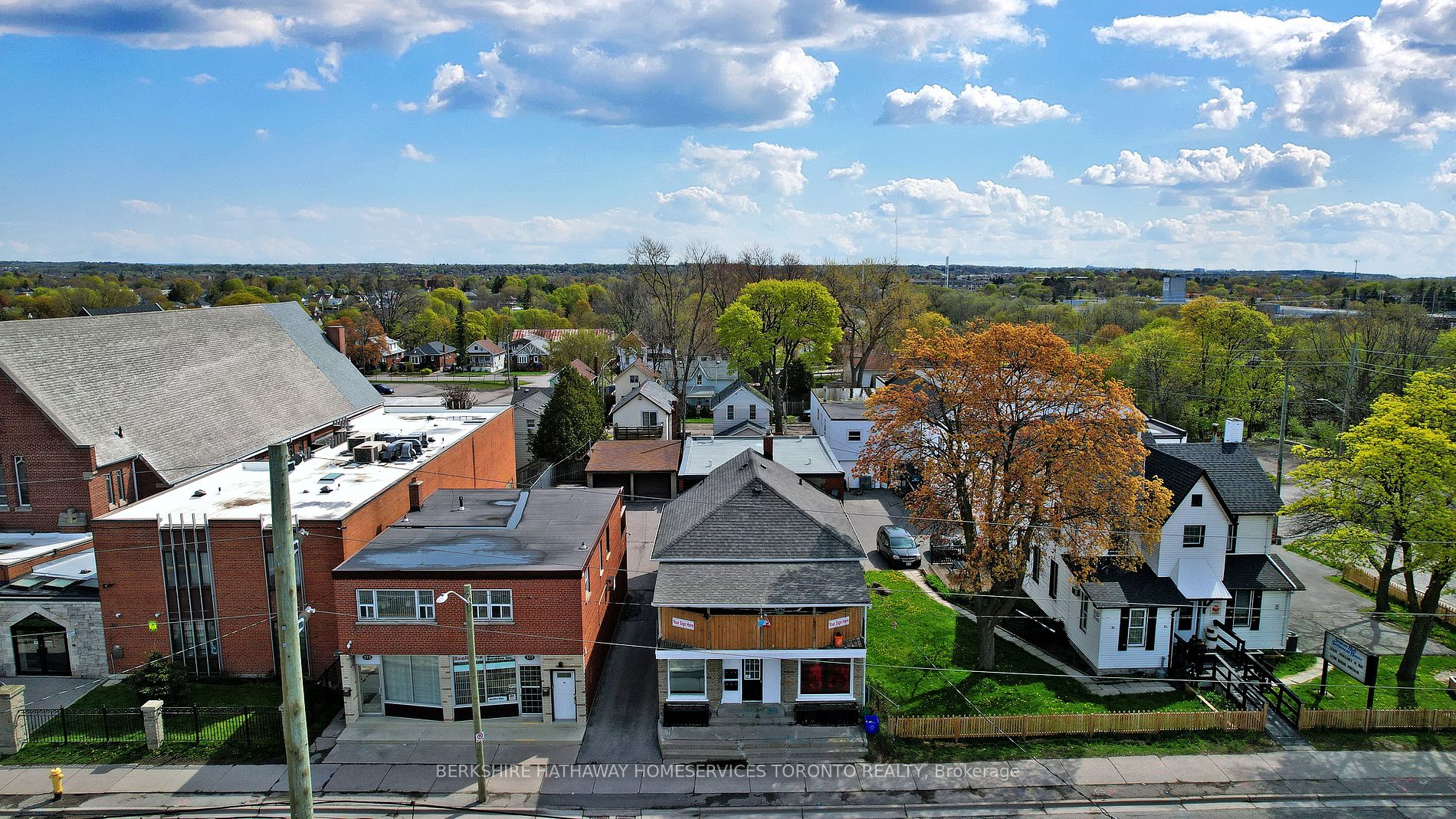 381 Simcoe St S