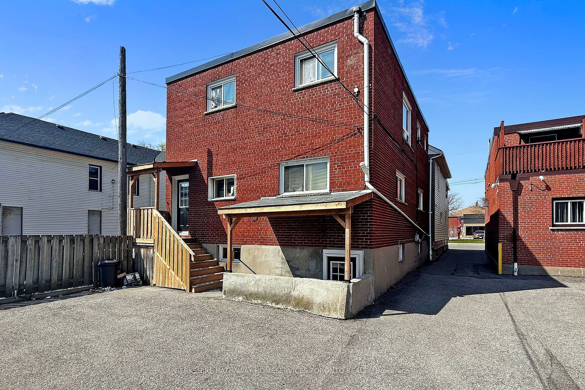 381 Simcoe St S