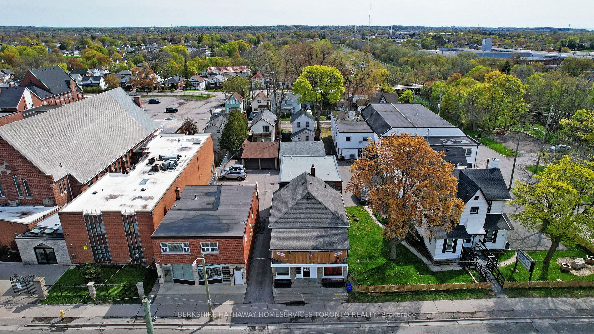 381 Simcoe St S
