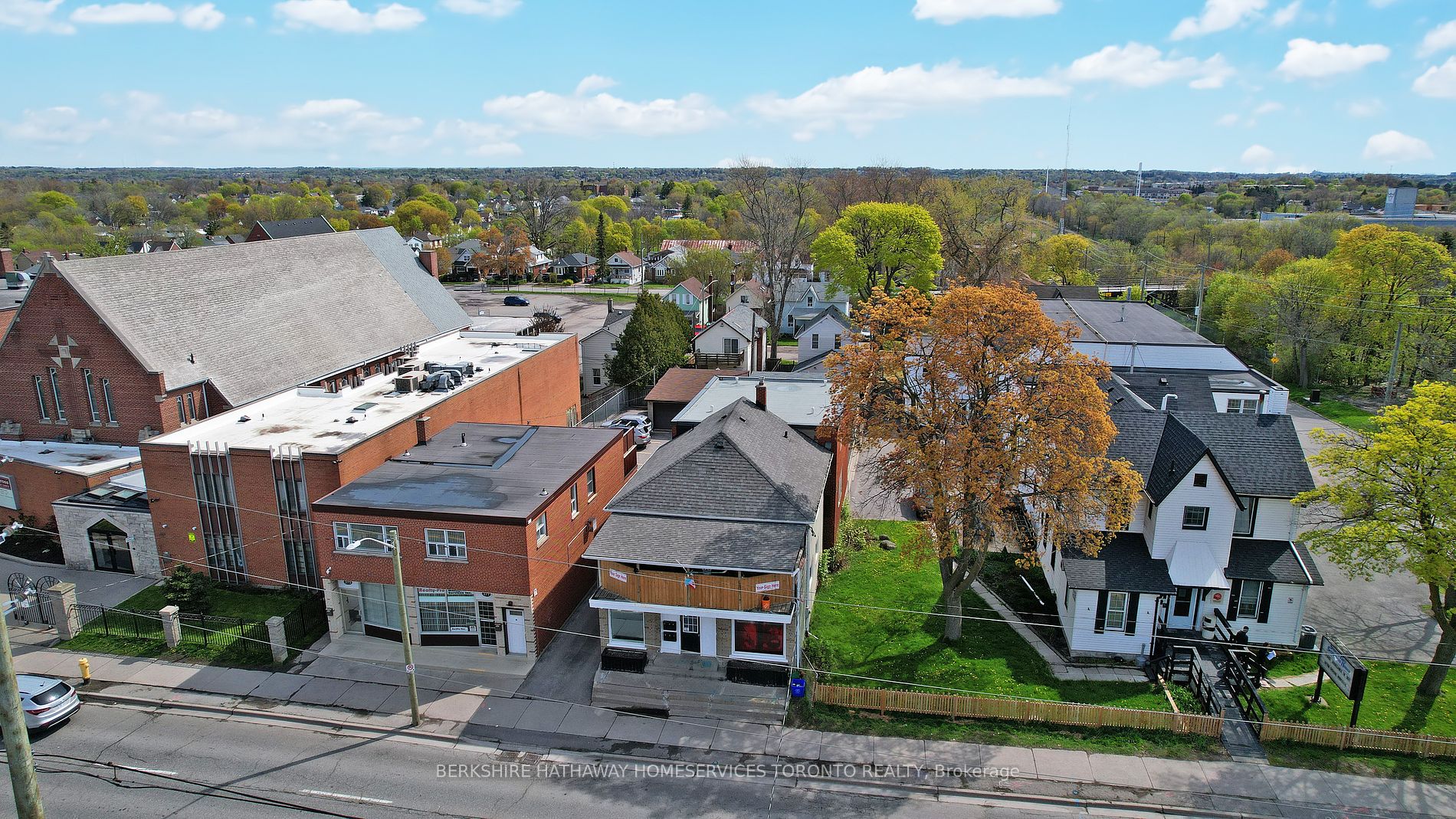 381 Simcoe St S