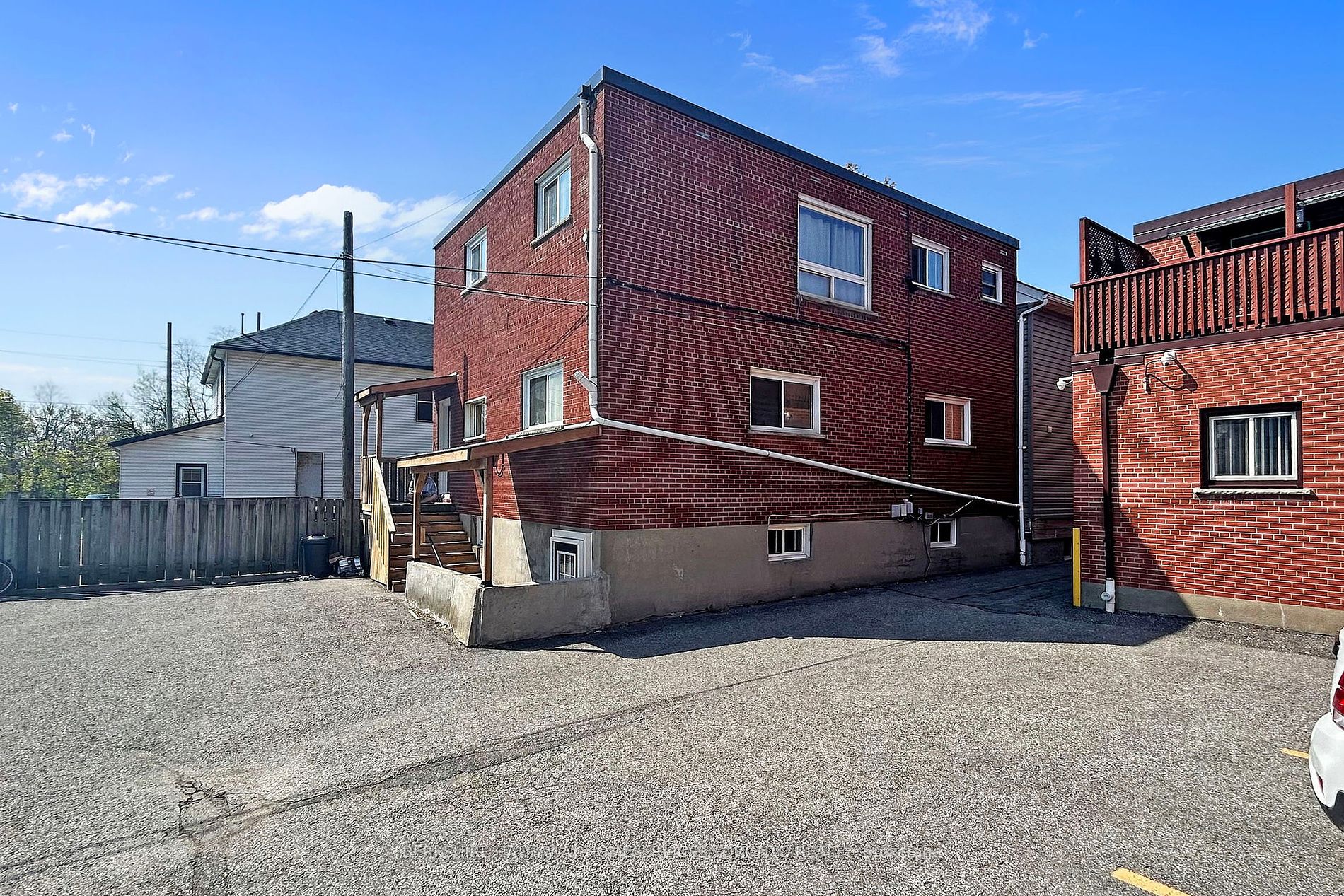 381 Simcoe St S