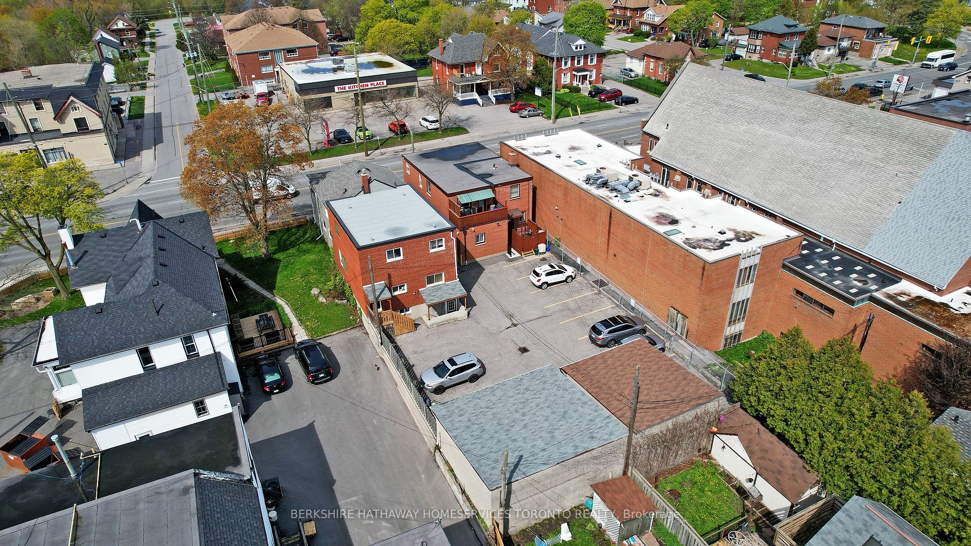 381 Simcoe St S