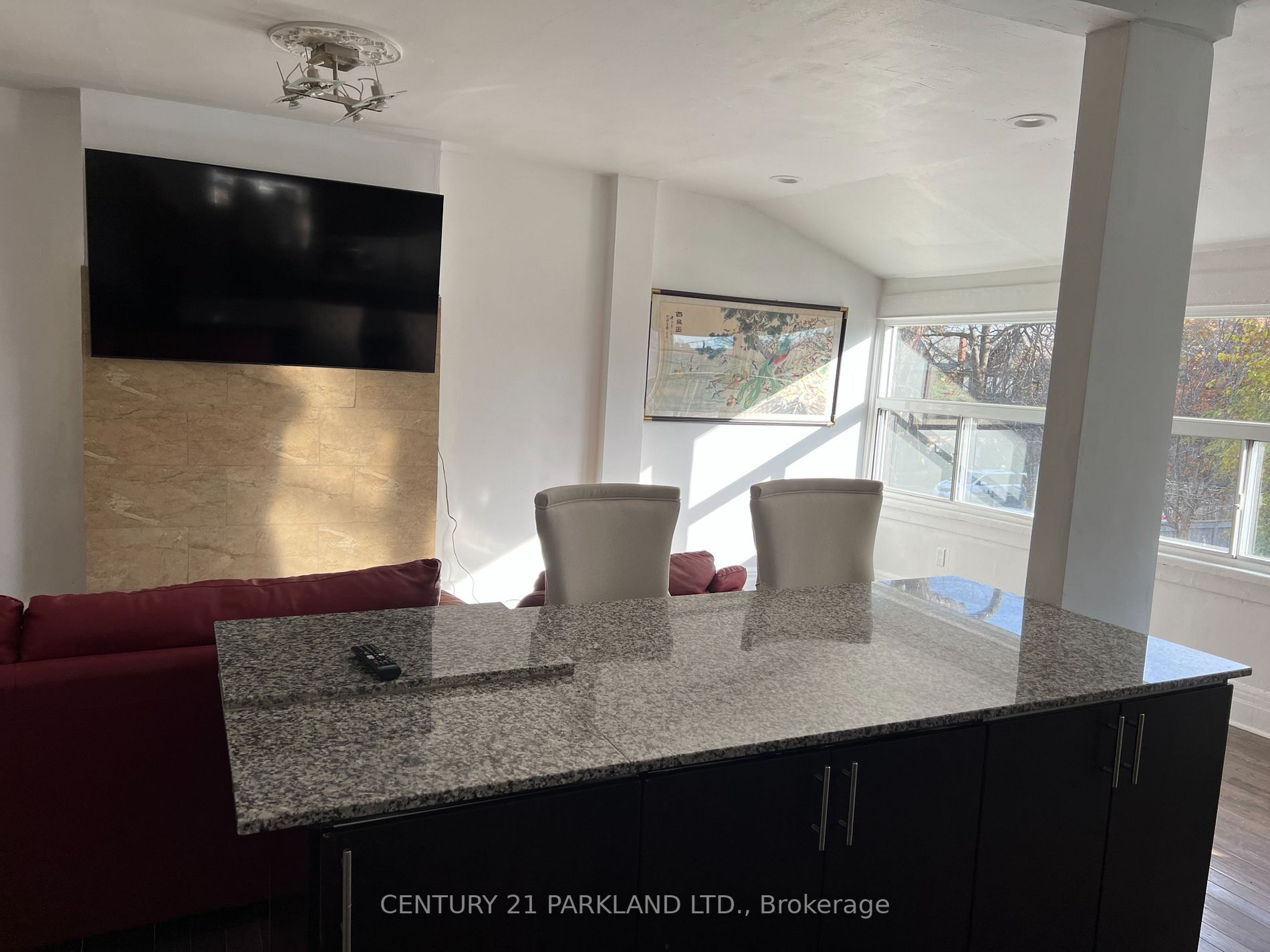2 Dearbourne Ave