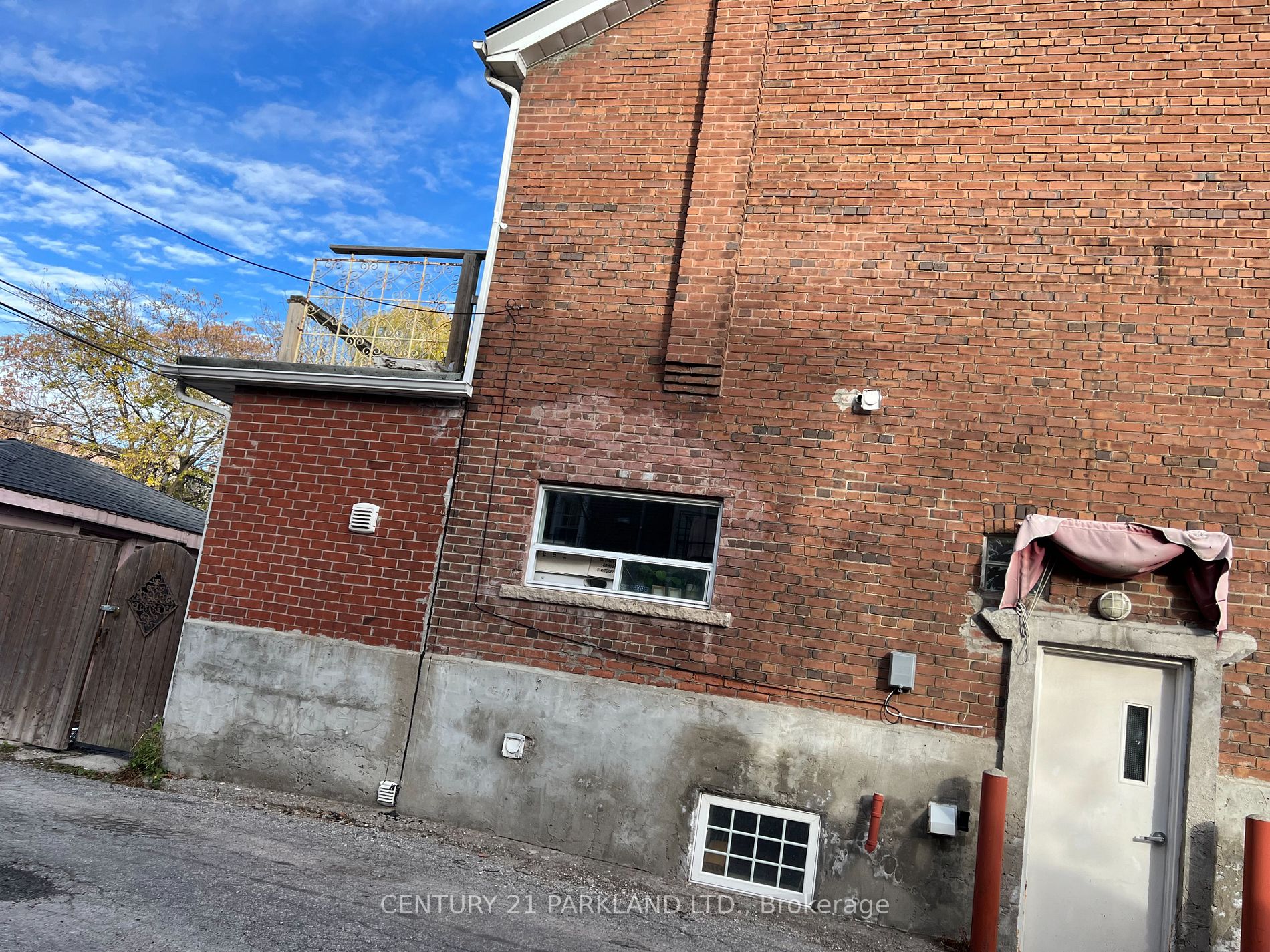 2 Dearbourne Ave