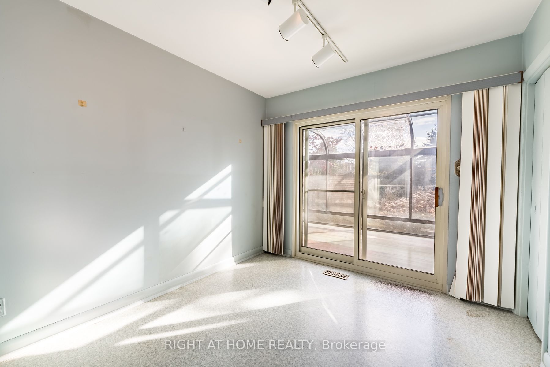 27 Willow Park Dr