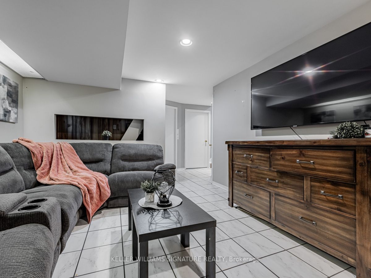 90 Roser Cres