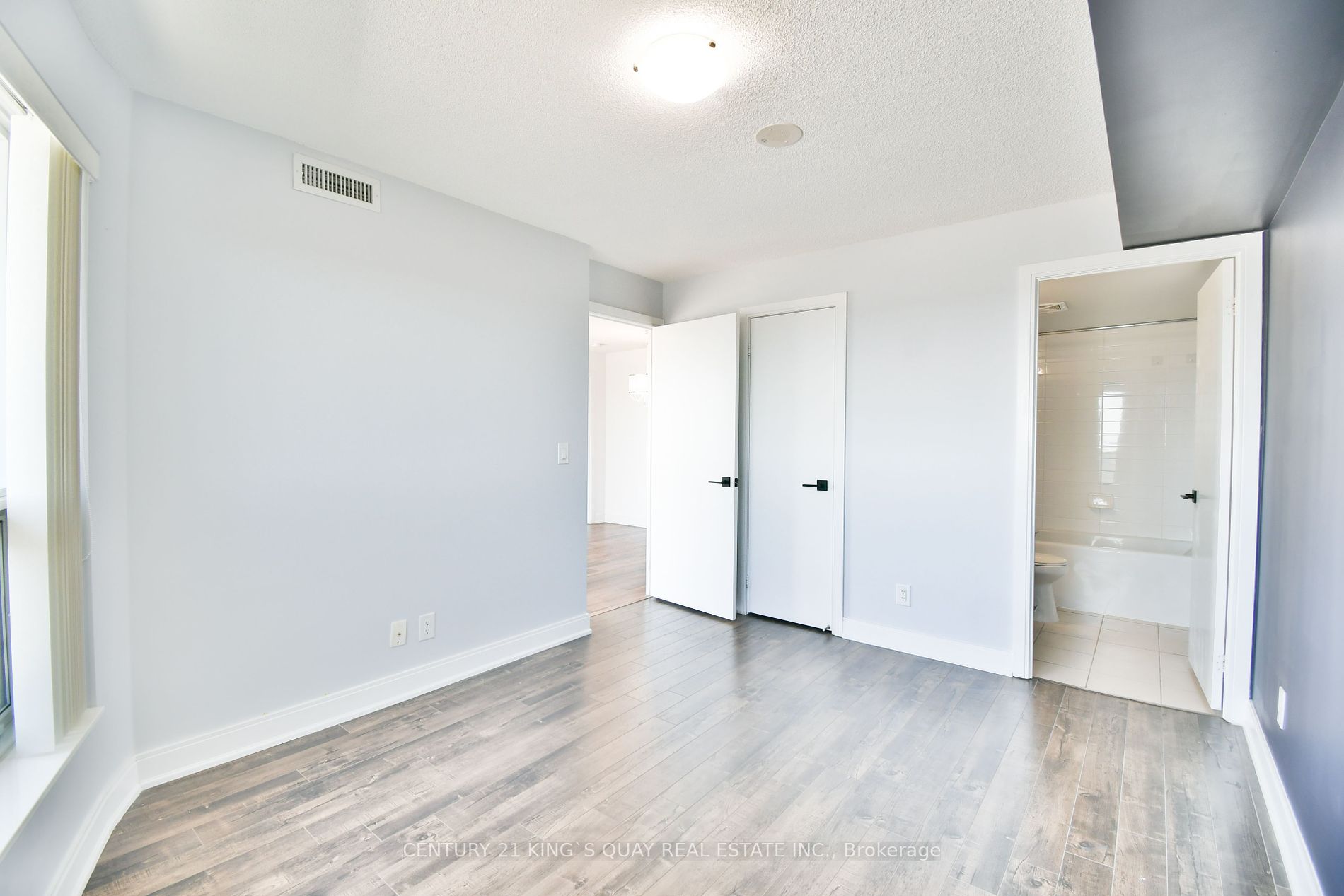125 Village Green Sq, #2404