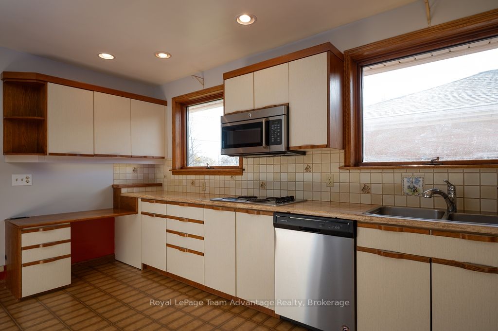 4 Barnes Cres