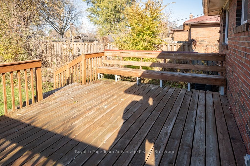 4 Barnes Cres