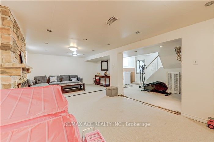 1366 Warden Ave