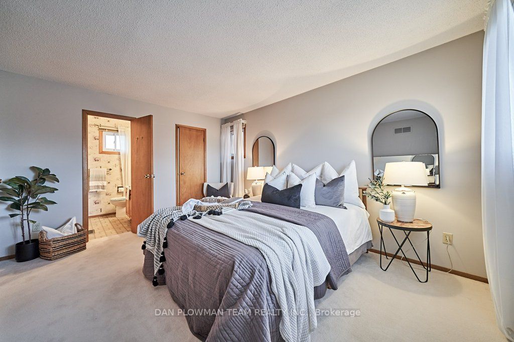 1370 Manitou Dr