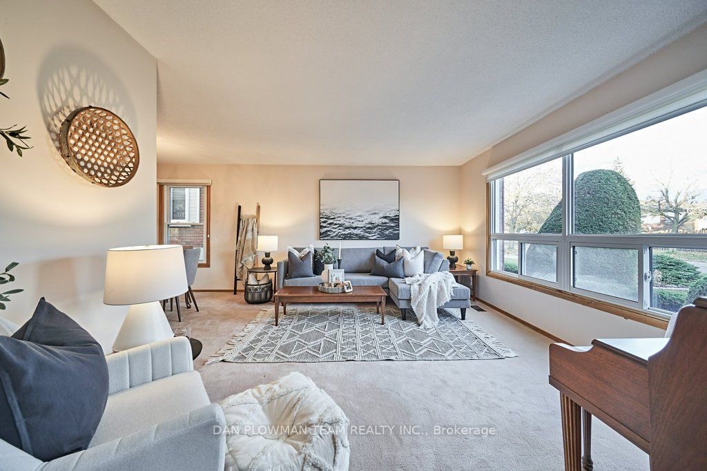 1370 Manitou Dr